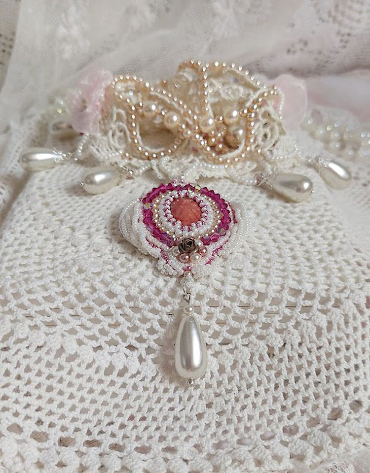 Collier Traverser le Temps brodé avec perles résines, rocailles verres, dentelle, argent 925 et perles Cristal Swarovski 