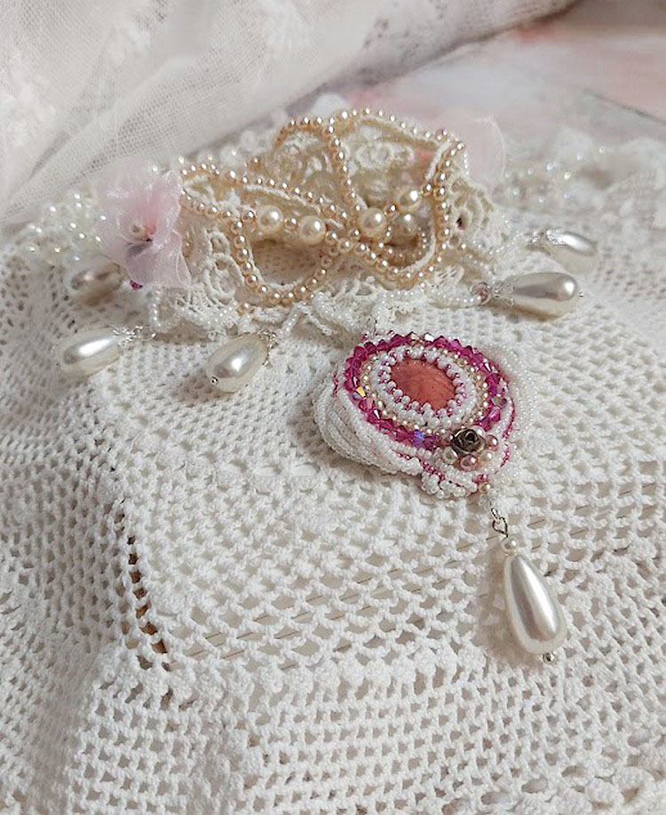 Collier Traverser le Temps brodé avec perles résines, rocailles verres, dentelle, argent 925 et perles Cristal Swarovski 