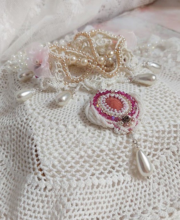 Collier Traverser le Temps brodé avec perles résines, rocailles verres, dentelle, argent 925 et perles Cristal Swarovski 