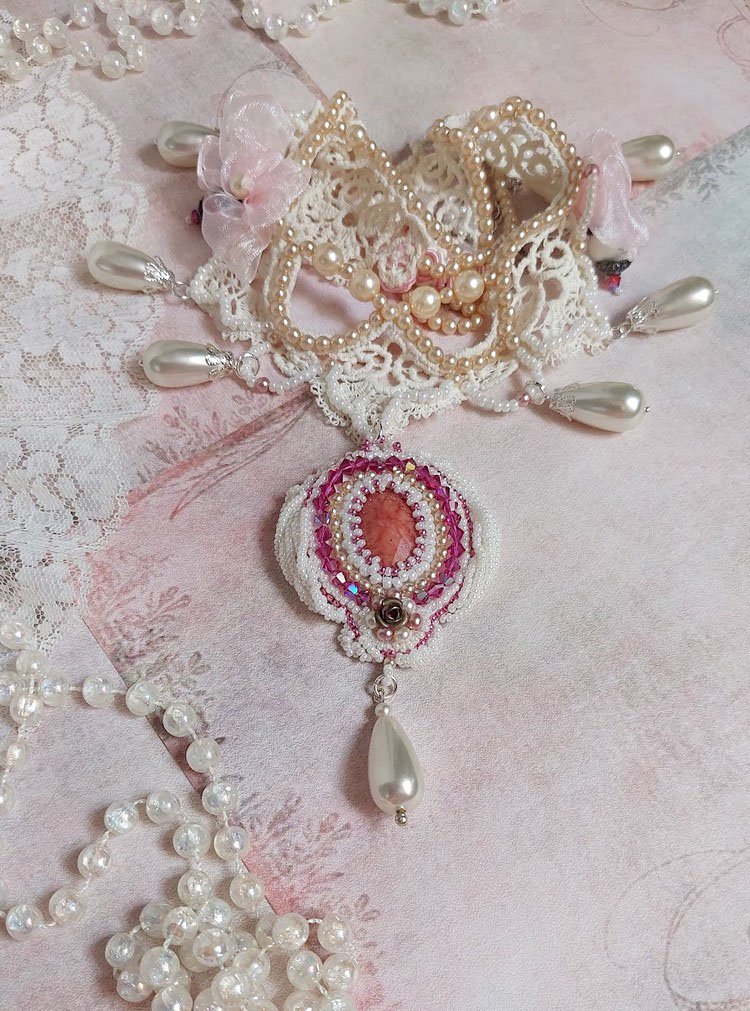 Collier Traverser le Temps brodé avec perles résines, rocailles verres, dentelle, argent 925 et perles Cristal Swarovski 
