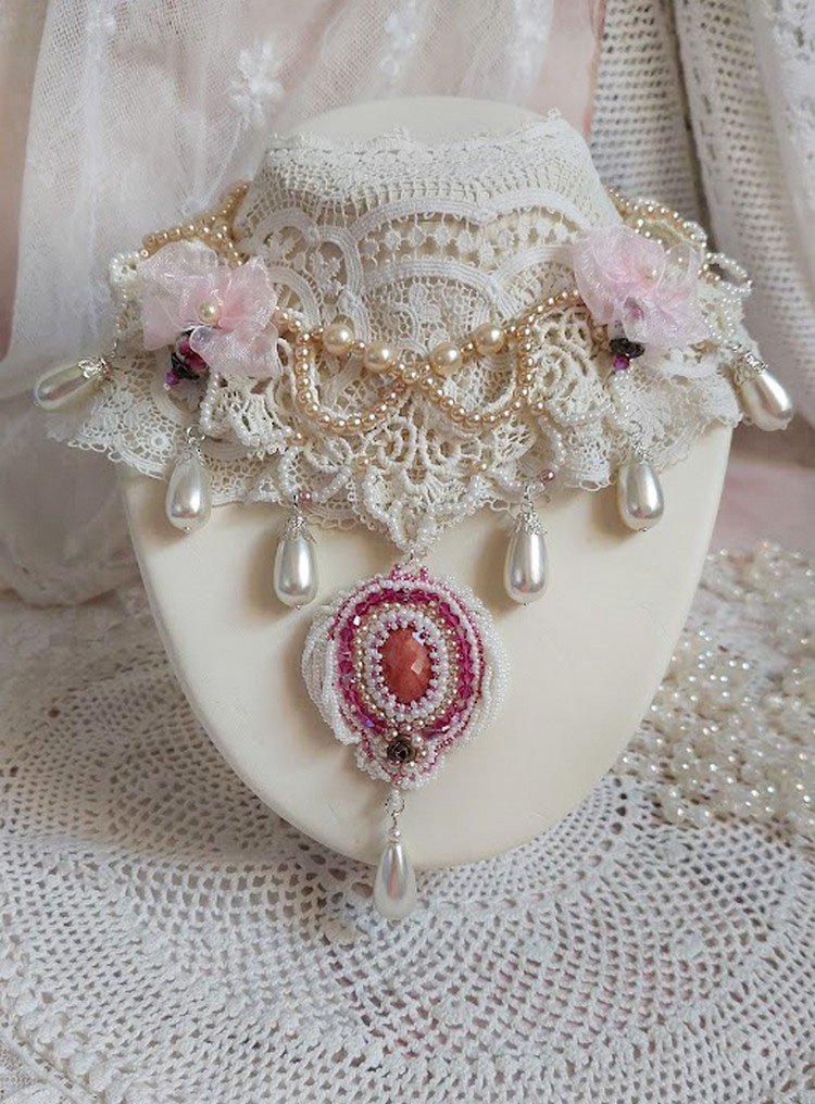 Collier Traverser le Temps brodé avec perles résines, rocailles verres, dentelle, argent 925 et perles Cristal Swarovski 