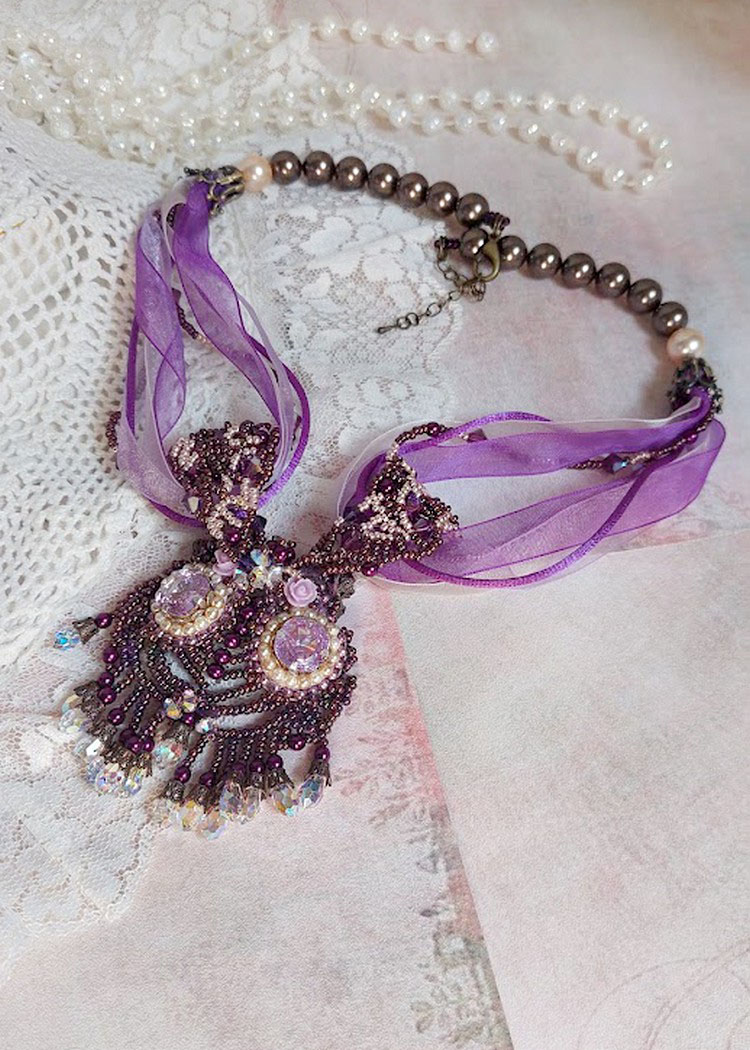 Collier Violine avec cabochons résines, rubans organza, rondes nacrées, rocailles en verre et perles Cristal Swarovski