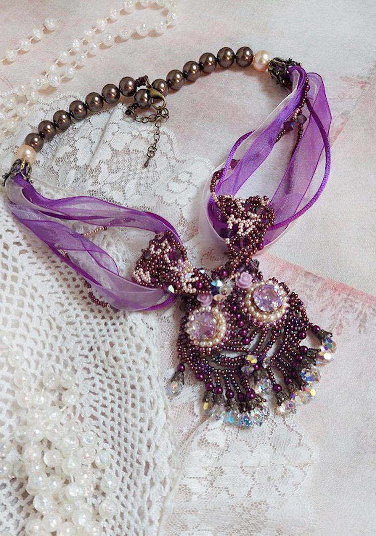 Collier Violine avec cabochons résines, rubans organza, rondes nacrées, rocailles en verre et perles Cristal Swarovski