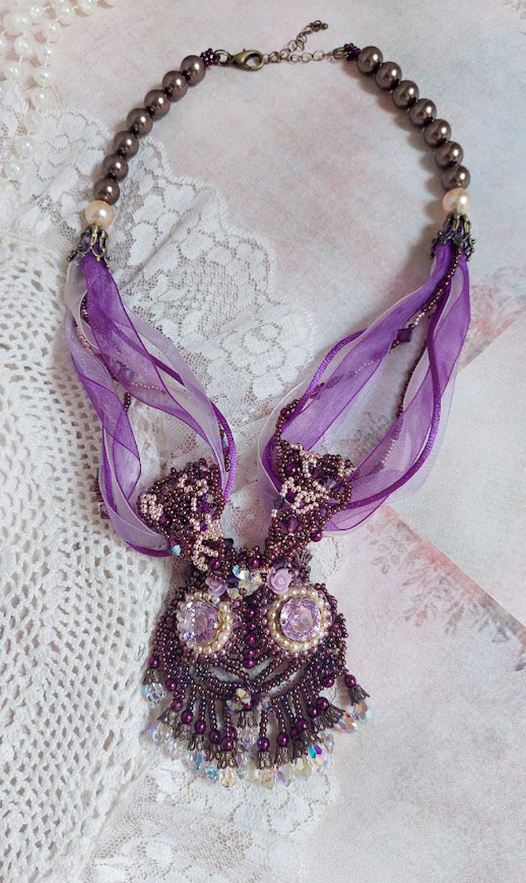 Collier Violine avec cabochons résines, rubans organza, rondes nacrées, rocailles en verre et perles Cristal Swarovski