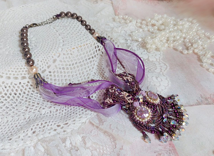 Collier Violine avec cabochons résines, rubans organza, rondes nacrées, rocailles en verre et perles Cristal Swarovski