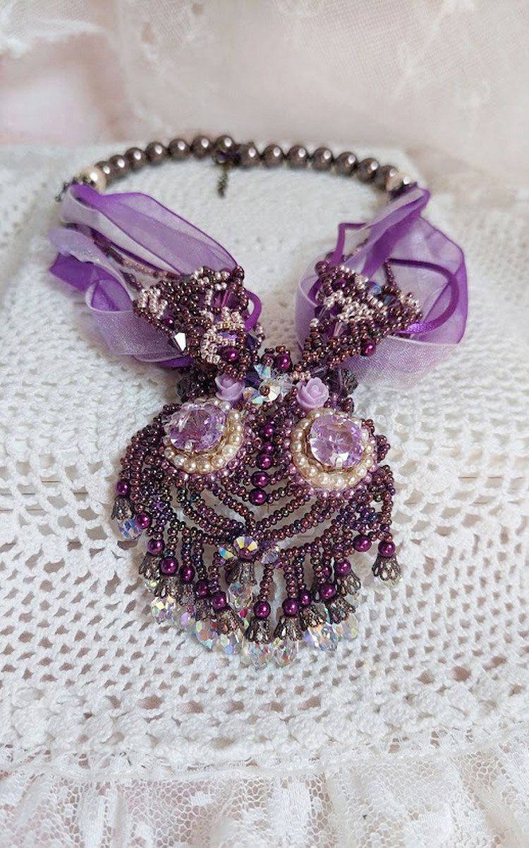 Collier Violine avec cabochons résines, rubans organza, rondes nacrées, rocailles en verre et perles Cristal Swarovski