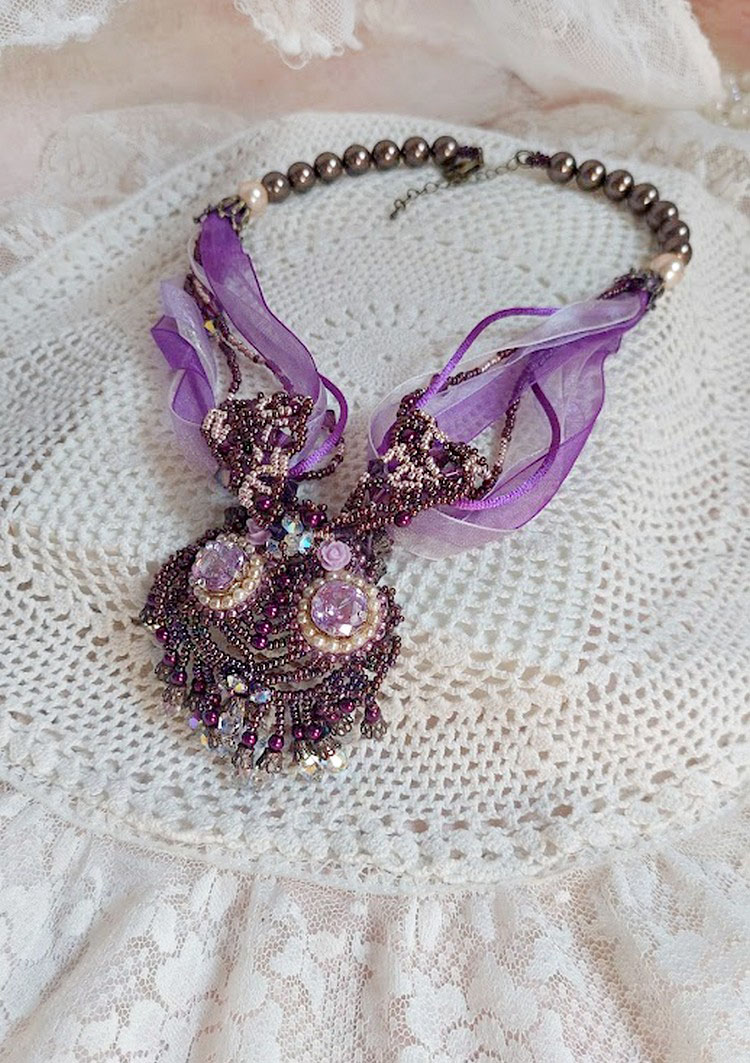 Collier Violine avec cabochons résines, rubans organza, rondes nacrées, rocailles en verre et perles Cristal Swarovski