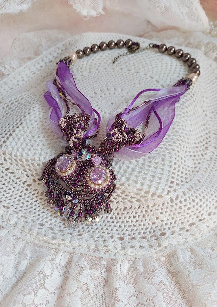 Collier Violine avec cabochons résines, rubans organza, rondes nacrées, rocailles en verre et perles Cristal Swarovski
