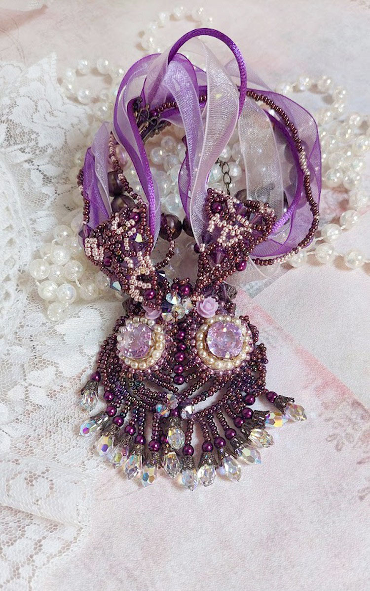 Collier Violine avec cabochons résines, rubans organza, rondes nacrées, rocailles en verre et perles Cristal Swarovski