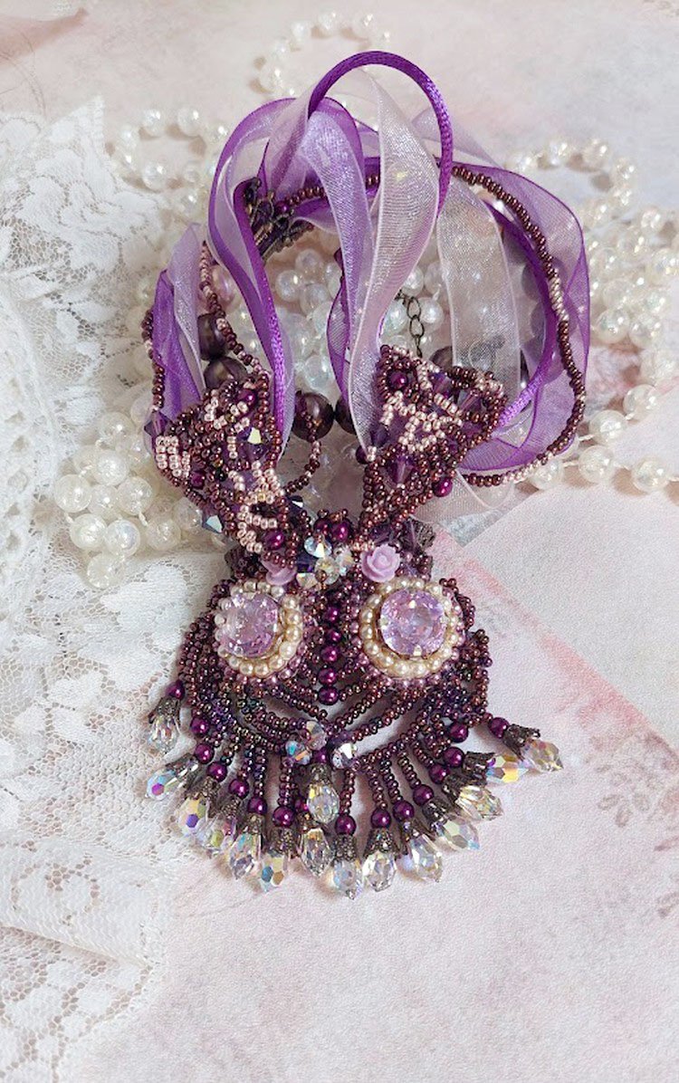 Collier Violine avec cabochons résines, rubans organza, rondes nacrées, rocailles en verre et perles Cristal Swarovski
