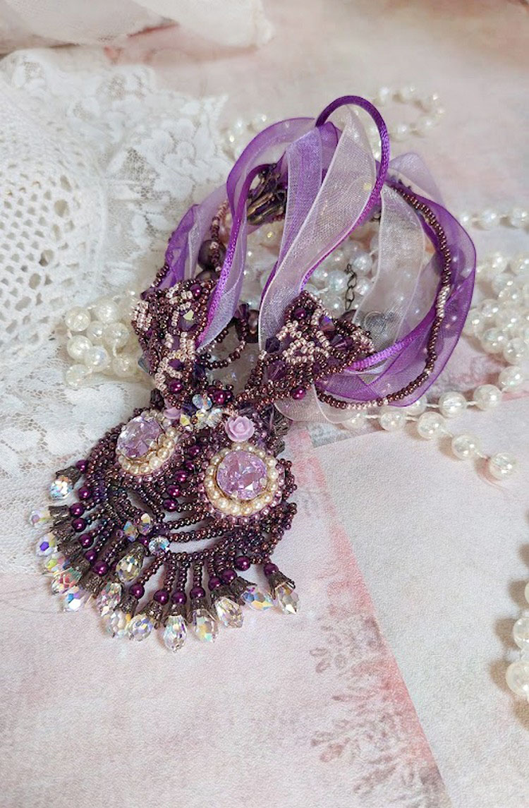 Collier Violine avec cabochons résines, rubans organza, rondes nacrées, rocailles en verre et perles Cristal Swarovski