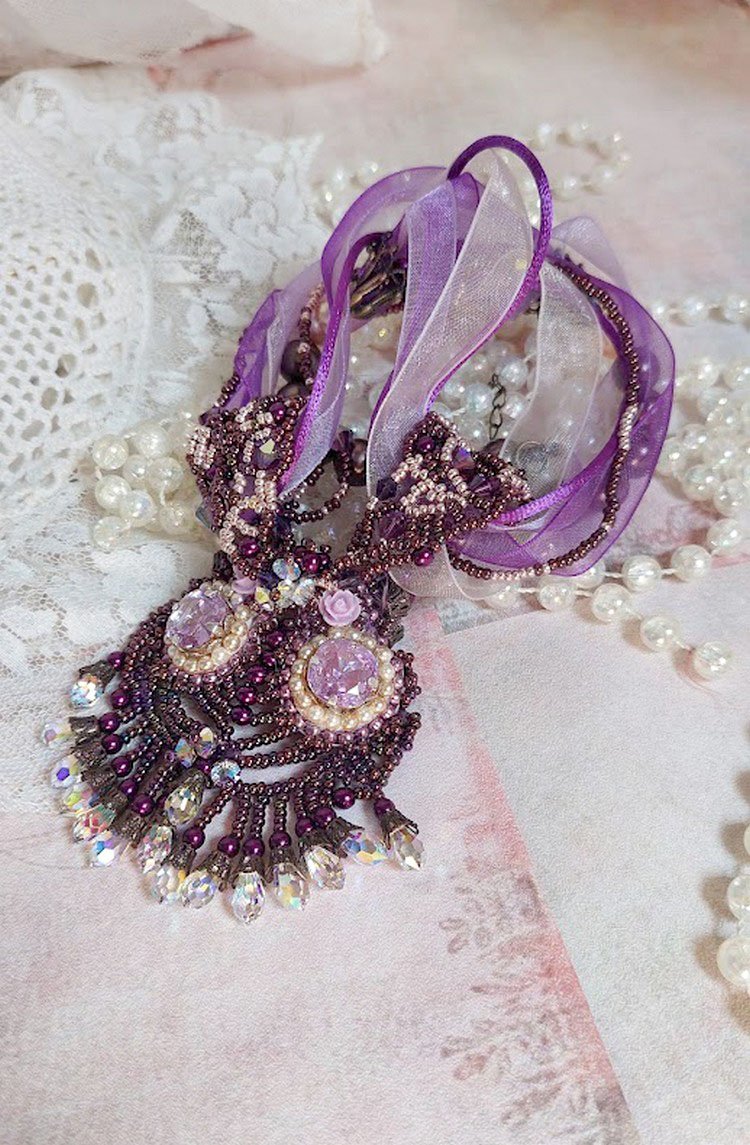 Collier Violine avec cabochons résines, rubans organza, rondes nacrées, rocailles en verre et perles Cristal Swarovski