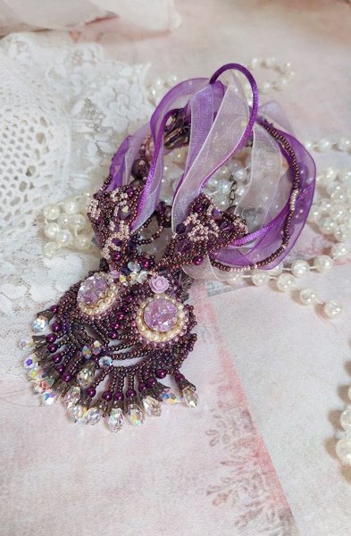 Collier Violine avec cabochons r&eacute;sines, rubans organza, rondes nacr&eacute;es, rocailles en verre et perles Cristal Swarovski