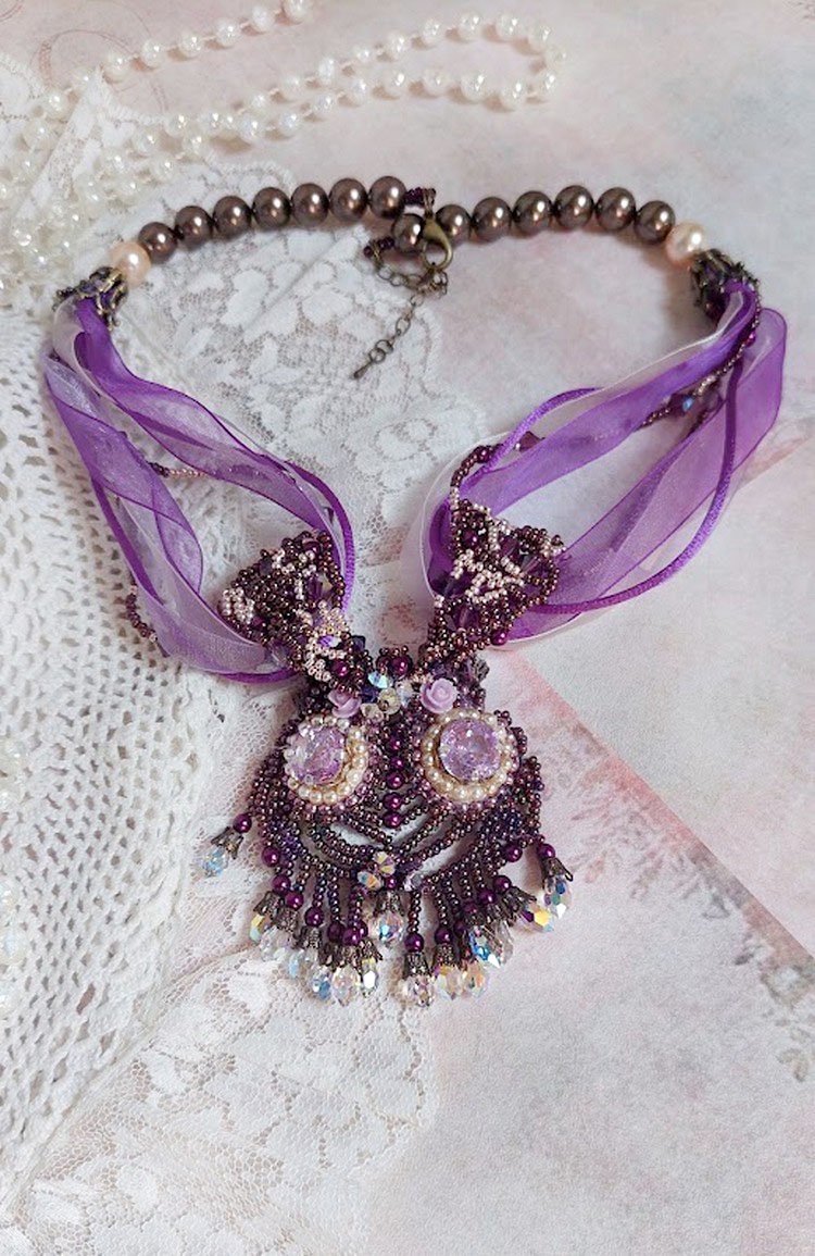 Collier Violine avec cabochons résines, rubans organza, rondes nacrées, rocailles en verre et perles Cristal Swarovski