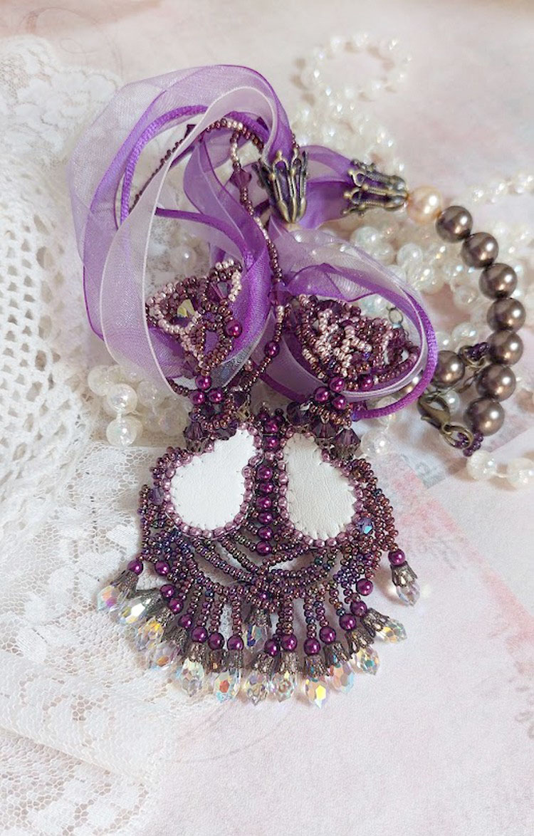 Collier Violine avec cabochons résines, rubans organza, rondes nacrées, rocailles en verre et perles Cristal Swarovski