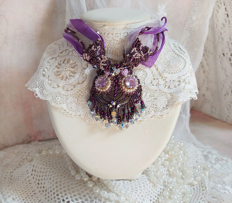 Collier Violine avec cabochons résines, rubans organza, rondes nacrées, rocailles en verre et perles Cristal Swarovski