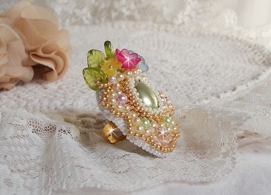 Bague Envolée Fleurie brodée avec un cabochon en résine des fleurs Lucite, des perles nacrées et des rocailles