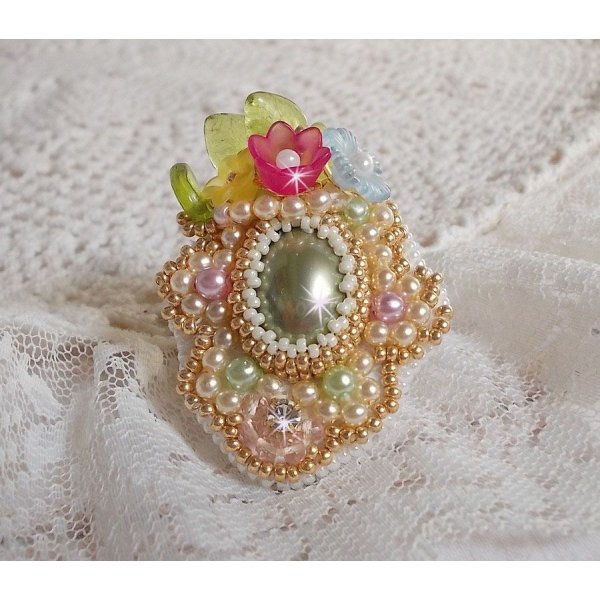 Bague Envolée Fleurie brodée avec un cabochon en résine des fleurs Lucite, des perles nacrées et des rocailles