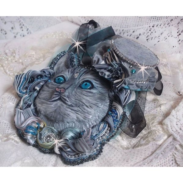 Masque Chatchou tout en Fimo brod&eacute; avec des perles de Swarovski, un ruban de soie et des rocailles