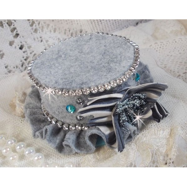 Masque Chatchou tout en Fimo brod&eacute; avec des perles de Swarovski, un ruban de soie et des rocailles