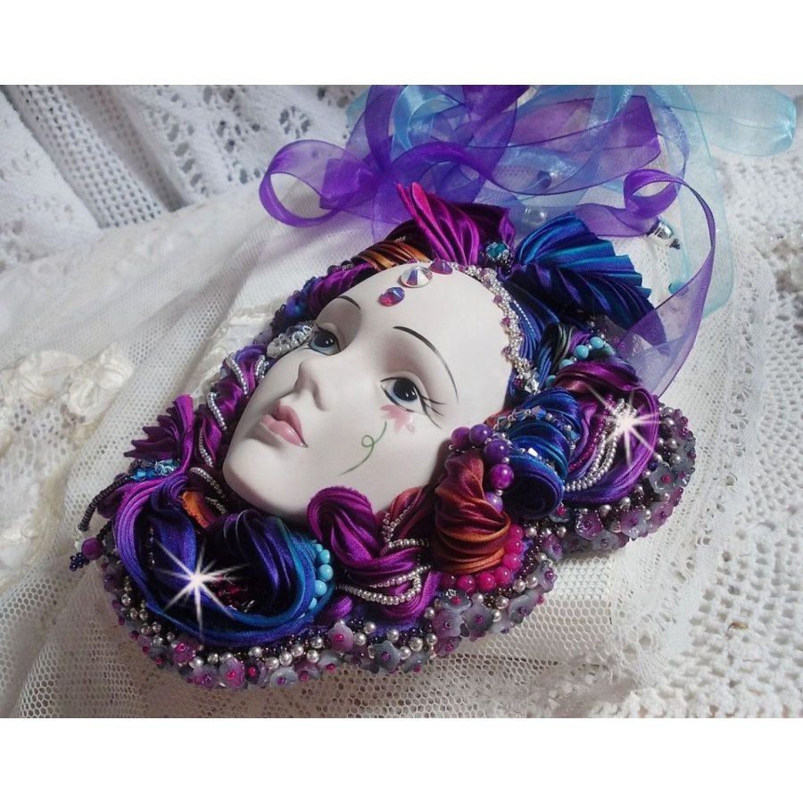 Masque vénitien L a Rêveuse de Venise brodé avec un ruban de Shibori très riche en couleurs des cristaux de Swarovski et des perles