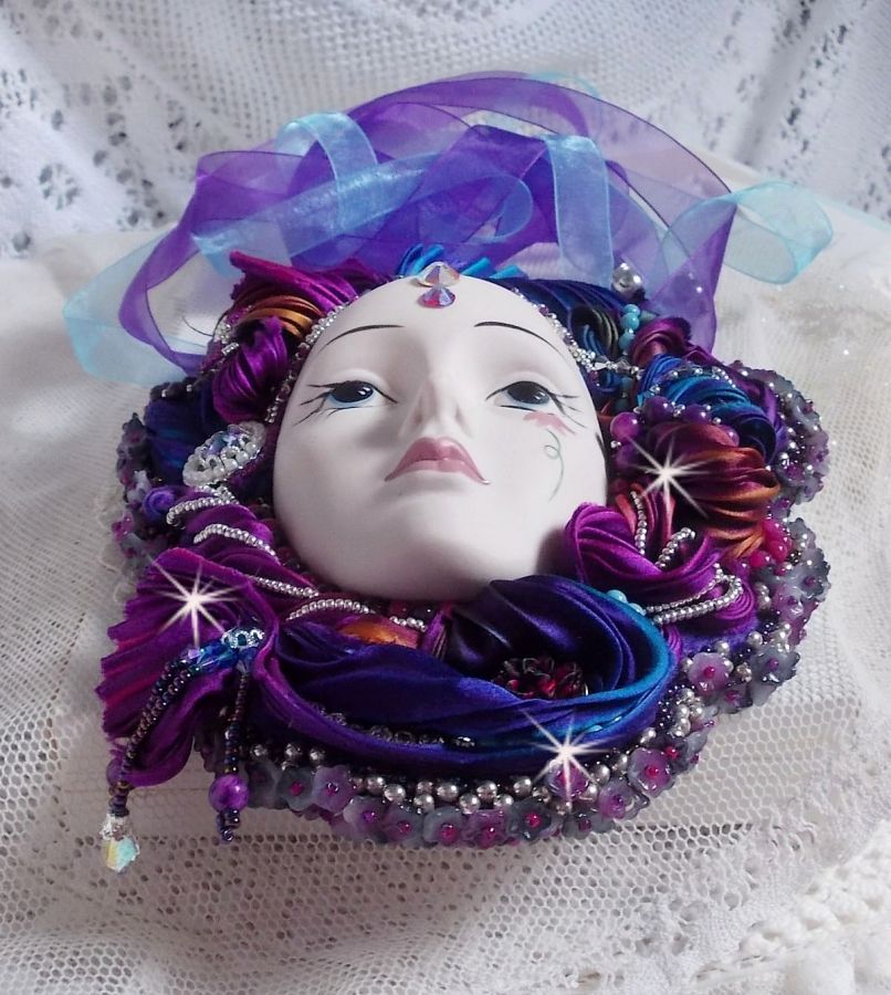 Masque vénitien L a Rêveuse de Venise brodé avec un ruban de Shibori très riche en couleurs des cristaux de Swarovski et des perles