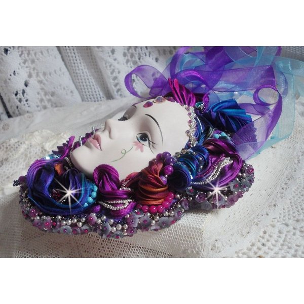 Masque v&eacute;nitien L a R&ecirc;veuse de Venise brod&eacute; avec un ruban de Shibori tr&egrave;s riche en couleurs des cristaux de Swarovski et des perles