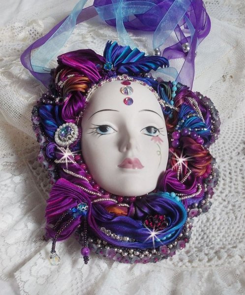 Masque v&eacute;nitien L a R&ecirc;veuse de Venise brod&eacute; avec un ruban de Shibori tr&egrave;s riche en couleurs des cristaux de Swarovski et des perles