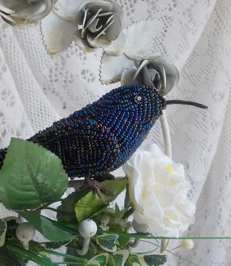 Oiseau Mon Colibri est crée entièrement en perles de rocailles, porcelaine et tissu
