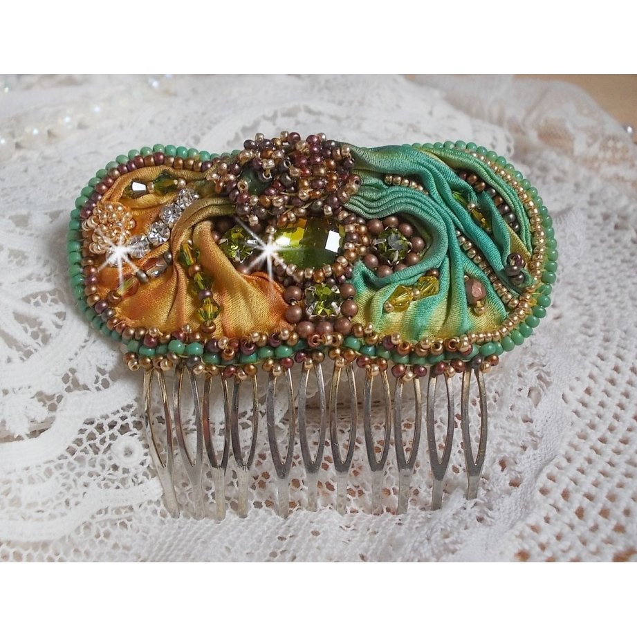 Peigne à cheveux Lune Vénitienne brodée avec un ruban de soie orange, vert et jaune, cristaux, : toupies et chatons. S’ajoute à l’ensemble perles magiques, cabochons verre Cristal sur broche en Laiton