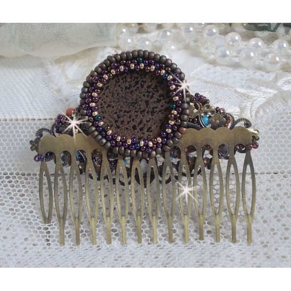 Peigne Bonjour Paris cabochon marbr&eacute; bleu/vert/&eacute;cru orn&eacute; de rocailles en verre dont la couleur dominante est le Violet. Mont&eacute;s sur un peigne Bronze m&eacute;tal avec des perles du Soleil. Un look city !