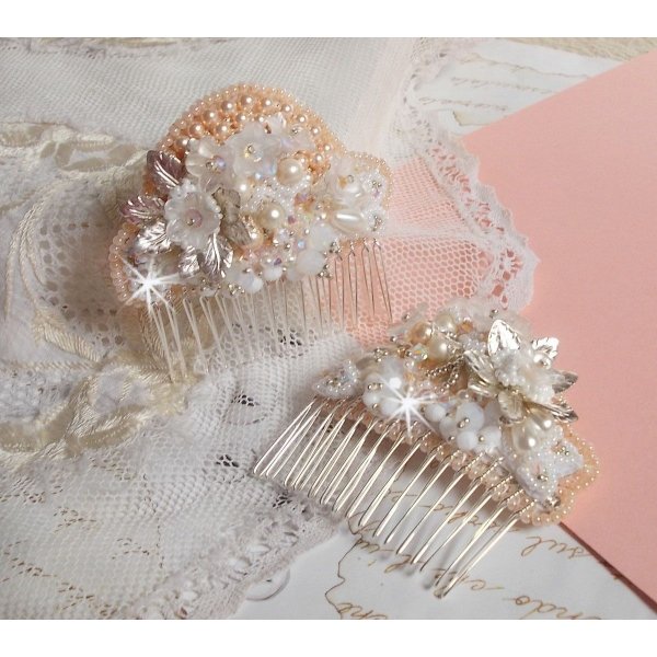 Peigne &agrave; cheveux Bouquet d'un Jour (lot de 2) brod&eacute;s avec des Cristaux, des fleurs Lucite blanches, des breloques feuilles argent&eacute;es, rocailles et barrettes peignes &agrave; cheveux en placage Argent