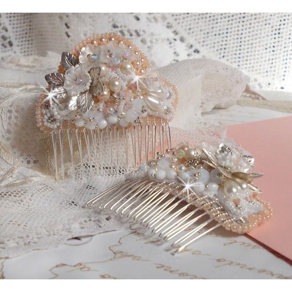 Peigne &agrave; cheveux Bouquet d'un Jour (lot de 2) brod&eacute;s avec des Cristaux, des fleurs Lucite blanches, des breloques feuilles argent&eacute;es, rocailles et barrettes peignes &agrave; cheveux en placage Argent