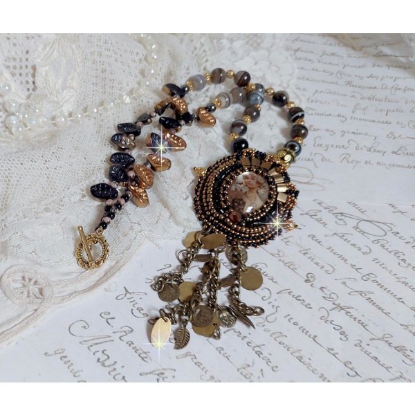 Pendentif Aube avec un cabochon repr&eacute;sentant un portrait de femme,  perles en pierre de gemme : Agate et Rhodonite, breloques sur cha&icirc;ne en laiton, cristaux, coupelles, perles sur un esprit vintage