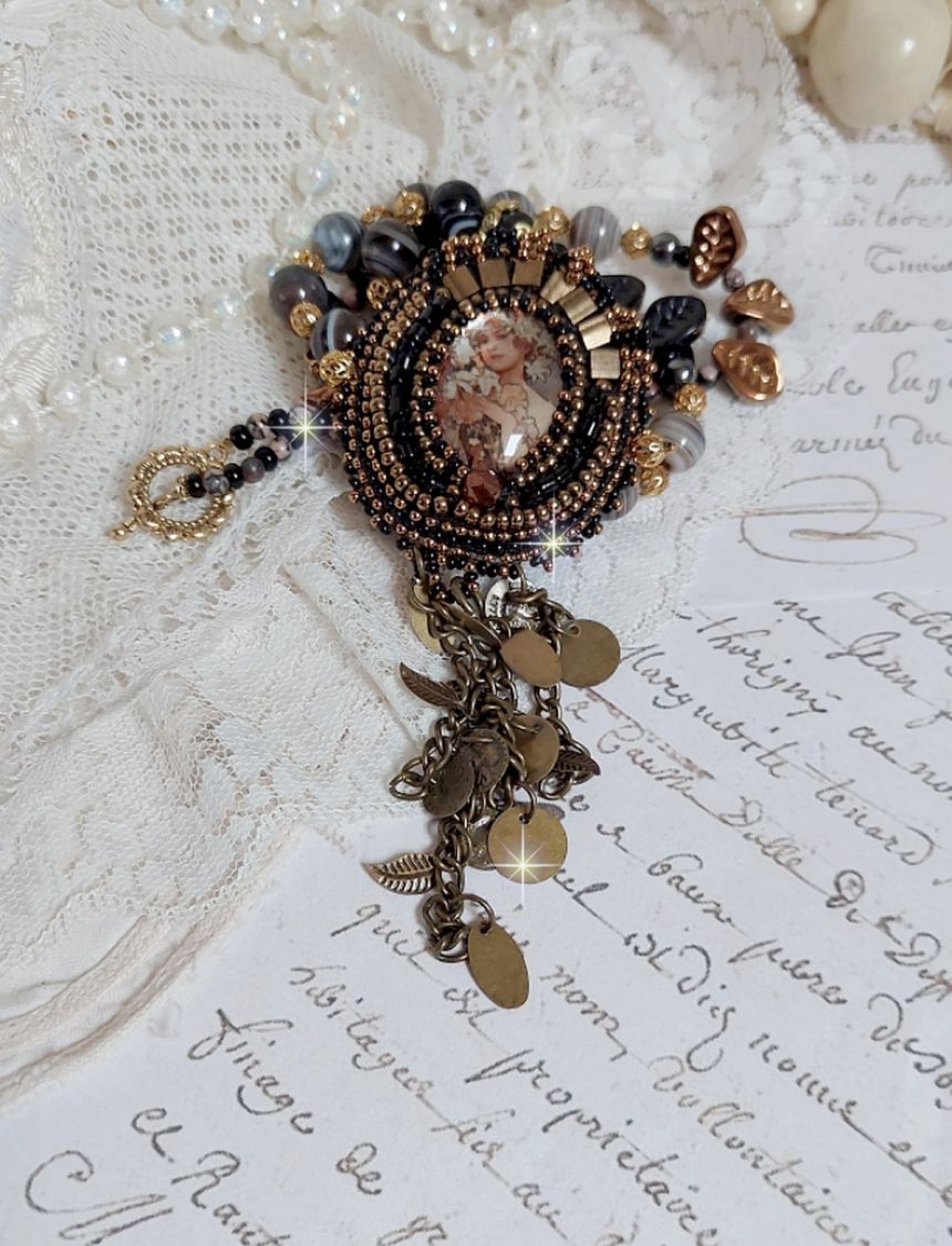 Pendentif Aube avec un cabochon représentant un portrait de femme,  perles en pierre de gemme : Agate et Rhodonite, breloques sur chaîne en laiton, cristaux, coupelles, perles sur un esprit vintage