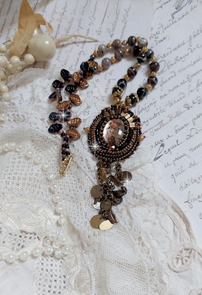 Pendentif Aube avec un cabochon repr&eacute;sentant un portrait de femme,  perles en pierre de gemme : Agate et Rhodonite, breloques sur cha&icirc;ne en laiton, cristaux, coupelles, perles sur un esprit vintage