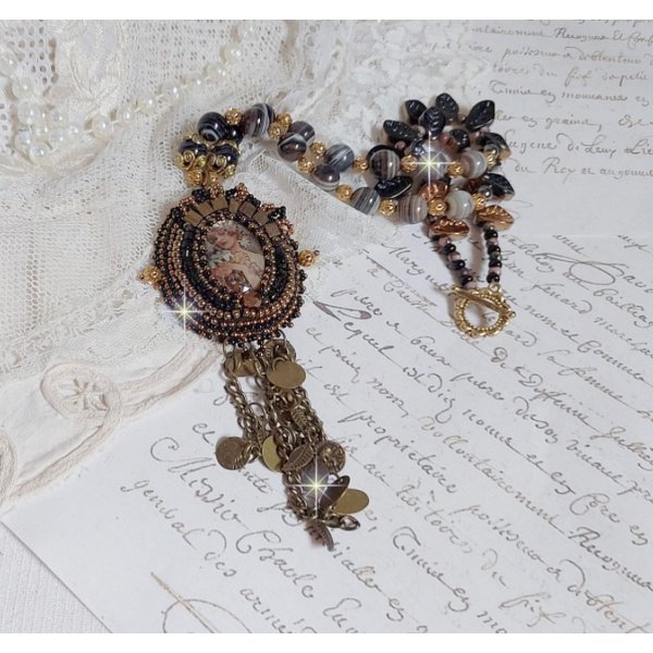 Pendentif Aube avec un cabochon repr&eacute;sentant un portrait de femme,  perles en pierre de gemme : Agate et Rhodonite, breloques sur cha&icirc;ne en laiton, cristaux, coupelles, perles sur un esprit vintage