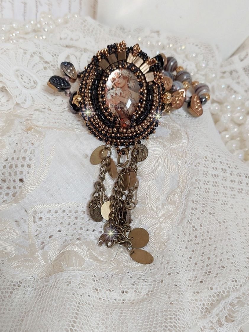 Pendentif Aube avec un cabochon représentant un portrait de femme,  perles en pierre de gemme : Agate et Rhodonite, breloques sur chaîne en laiton, cristaux, coupelles, perles sur un esprit vintage