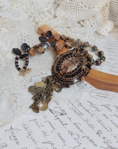 Pendentif Aube avec un cabochon repr&eacute;sentant un portrait de femme,  perles en pierre de gemme : Agate et Rhodonite, breloques sur cha&icirc;ne en laiton, cristaux, coupelles, perles sur un esprit vintage
