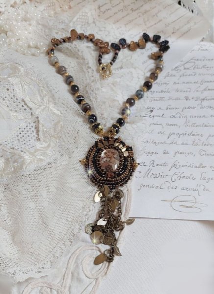 Pendentif Aube avec un cabochon repr&eacute;sentant un portrait de femme,  perles en pierre de gemme : Agate et Rhodonite, breloques sur cha&icirc;ne en laiton, cristaux, coupelles, perles sur un esprit vintage