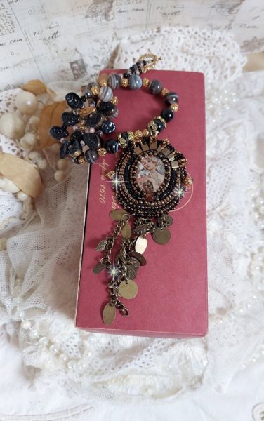 Pendentif Aube avec un cabochon repr&eacute;sentant un portrait de femme,  perles en pierre de gemme : Agate et Rhodonite, breloques sur cha&icirc;ne en laiton, cristaux, coupelles, perles sur un esprit vintage