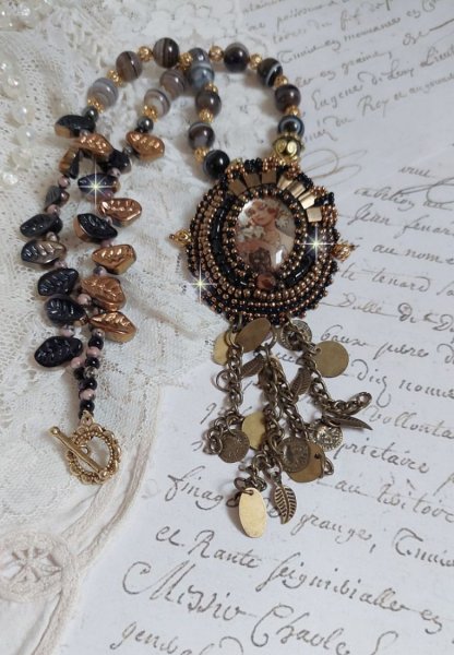 Pendentif Aube avec un cabochon repr&eacute;sentant un portrait de femme,  perles en pierre de gemme : Agate et Rhodonite, breloques sur cha&icirc;ne en laiton, cristaux, coupelles, perles sur un esprit vintage