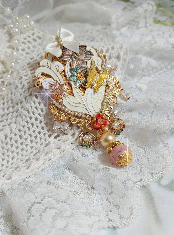 Pendentif Aurore monté avec un motif émaillé aux couleurs du soleil à laquelle s’ajoute perles nacrées, breloques, poires avec Zircons, perles, ruban sur une bélière Argent 925 et une chaîne plaqué Or