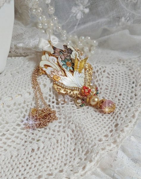 Pendentif Aurore monté avec un motif émaillé aux couleurs du soleil à laquelle s’ajoute perles nacrées, breloques, poires avec Zircons, perles, ruban sur une bélière Argent 925 et une chaîne plaqué Or