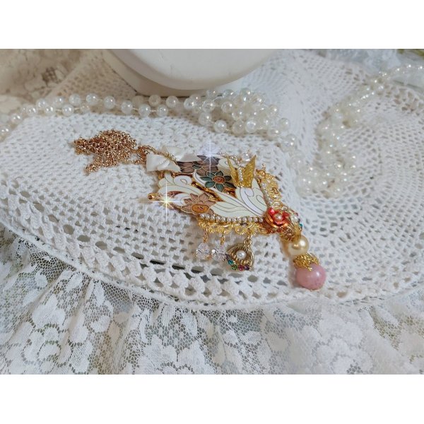 Pendentif Aurore mont&eacute; avec un motif &eacute;maill&eacute; aux couleurs du soleil &agrave; laquelle s&rsquo;ajoute perles nacr&eacute;es, breloques, poires avec Zircons, perles, ruban sur une b&eacute;li&egrave;re Argent 925 et une cha&icirc;ne plaqu&eacute; Or