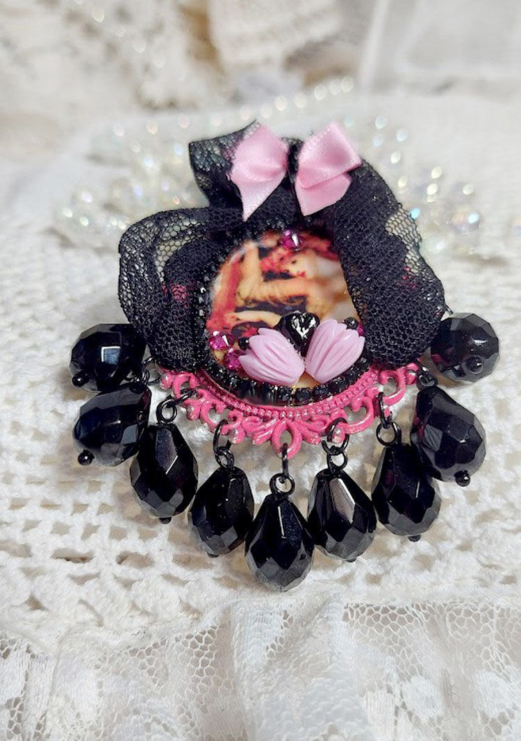 Pendentif Barbara monté avec cabochon résine, pendentif métal, dentelle, fleurs, gouttes verres et perles cristal Swarovski