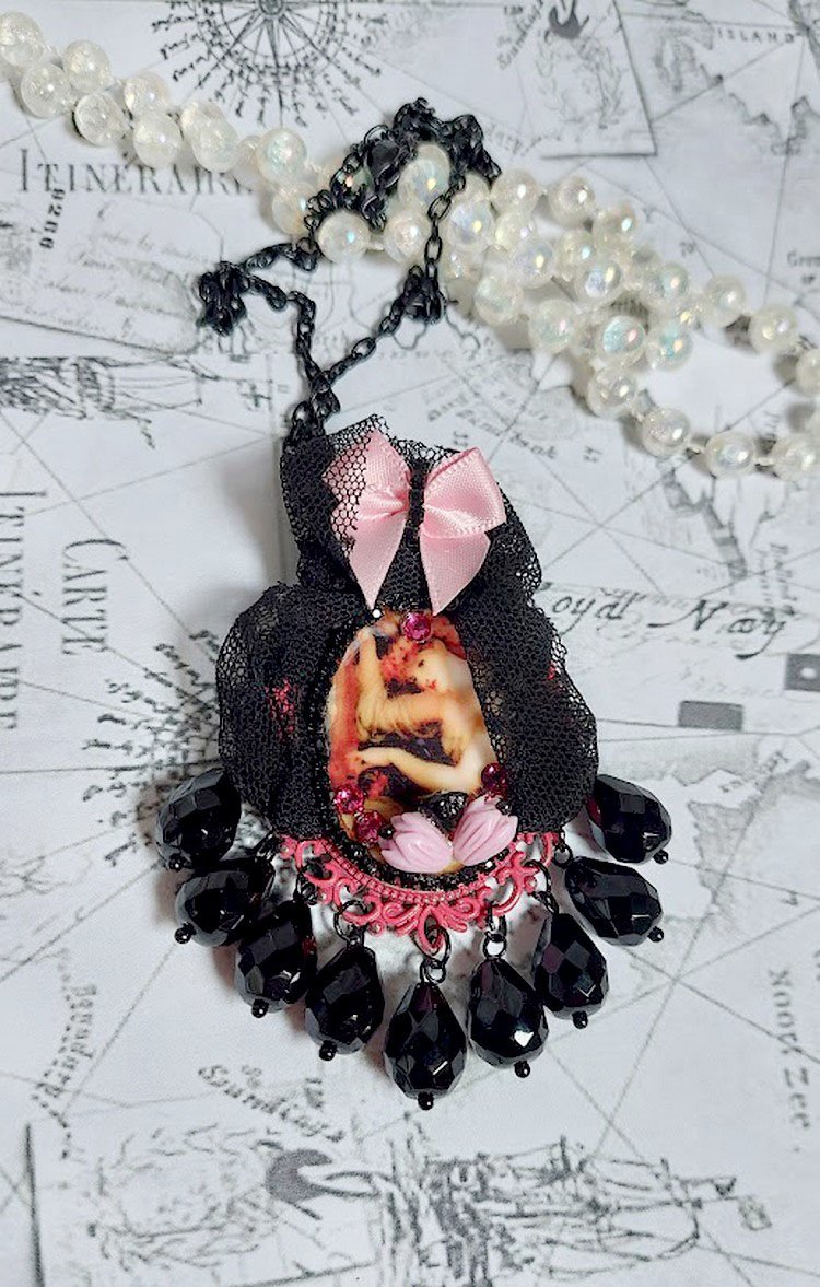 Pendentif Barbara monté avec cabochon résine, pendentif métal, dentelle, fleurs, gouttes verres et perles cristal Swarovski