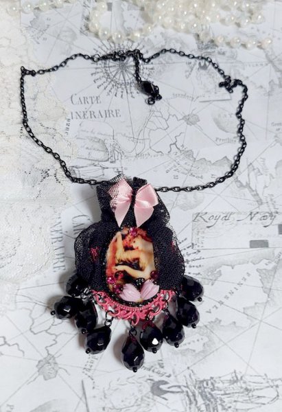 Pendentif Barbara mont&eacute; avec cabochon r&eacute;sine, pendentif m&eacute;tal, dentelle, fleurs, gouttes verres et perles cristal Swarovski