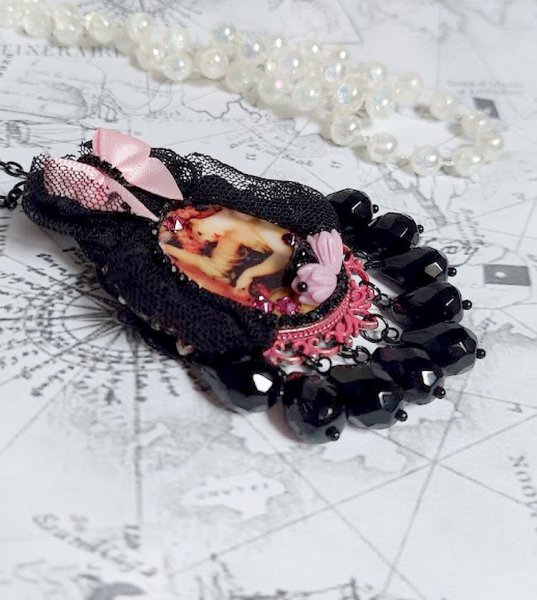 Pendentif Barbara mont&eacute; avec cabochon r&eacute;sine, pendentif m&eacute;tal, dentelle, fleurs, gouttes verres et perles cristal Swarovski