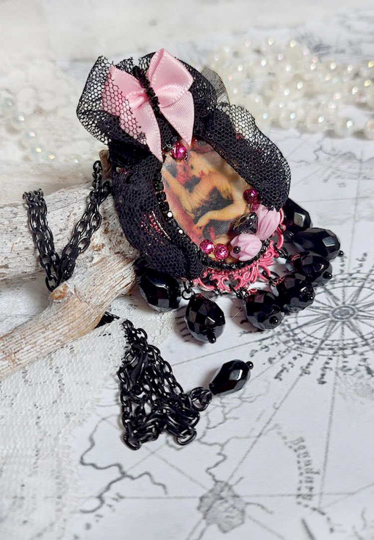 Pendentif Barbara monté avec cabochon résine, pendentif métal, dentelle, fleurs, gouttes verres et perles cristal Swarovski